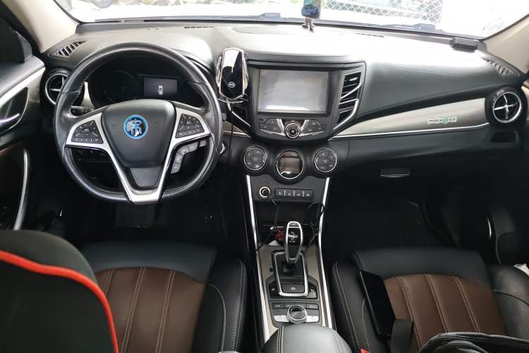 Used BYD Song New Energy 2017 Song DM 1.5TID All-Wheel Drive Luxury Model Center Console