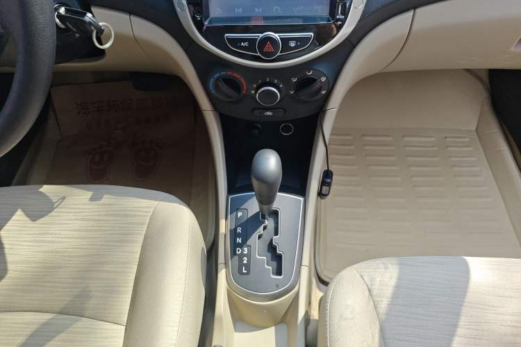 Used Hyundai Verna (older generation) 2014 1.4L Automatic Smart GLS Gear Lever