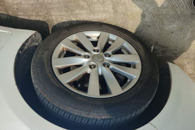 Used Kia K3 2015 1.6L Manual GLS Left Front Wheel Hub