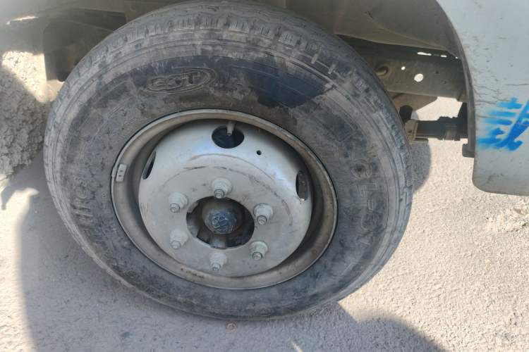 Used Foton Xiangling M 2018 1.5L M2 Non-Load-Bearing Single-Row with Dual Rear Tires (Cargo Version) DAM15L
