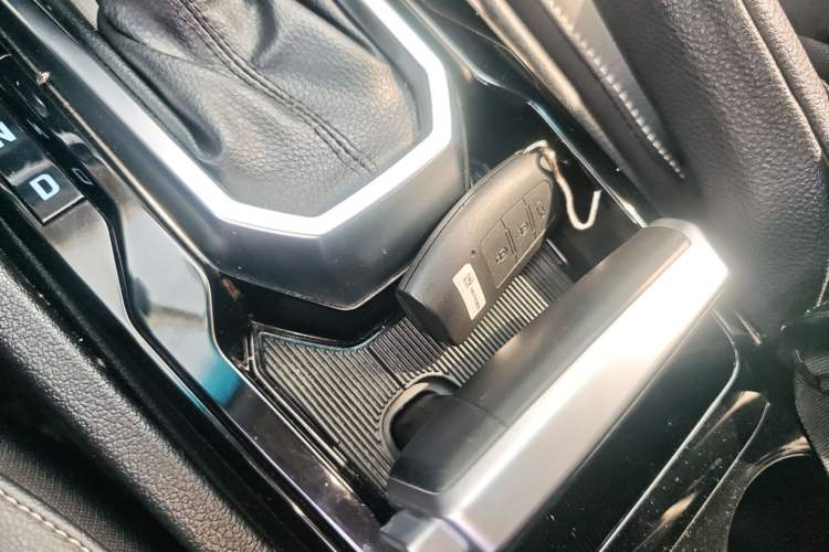 Used JMC Yusheng S350 2016 2.0T Automatic Two-Wheel Drive Gasoline Luxury Edition 5 Seats Interior 1