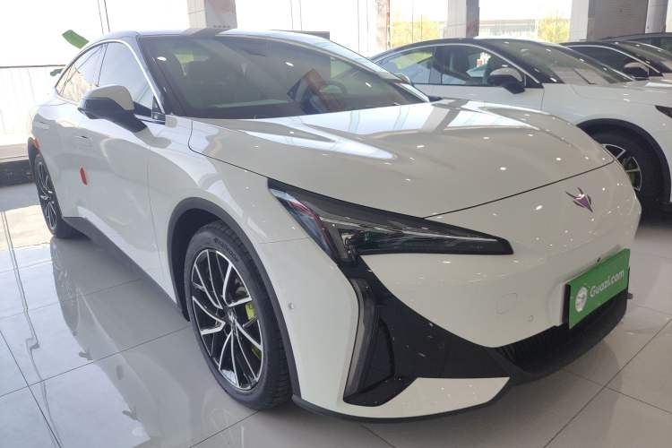 Used ARCFOX Alpha S5 2024 560MAX 185kW Front Right 45 Deg