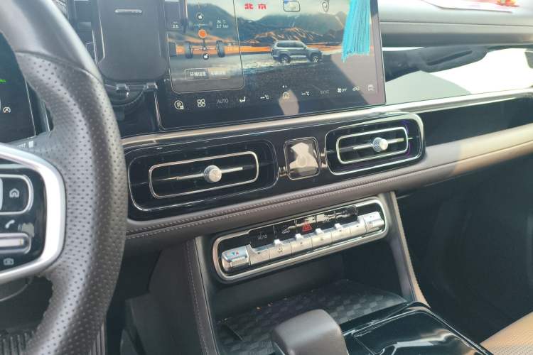 Used BAIC Off-Road BJ60 2022 2.0T Version 11 Five Seats Audio And AC Panel