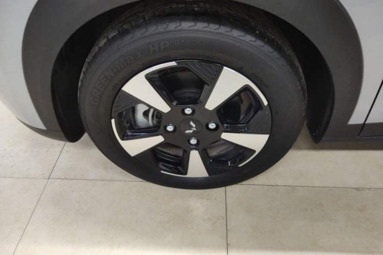 Used Wuling Bingo PLUS 2024 510 km Flagship Edition Four-Seater Version Left Front Wheel Hub