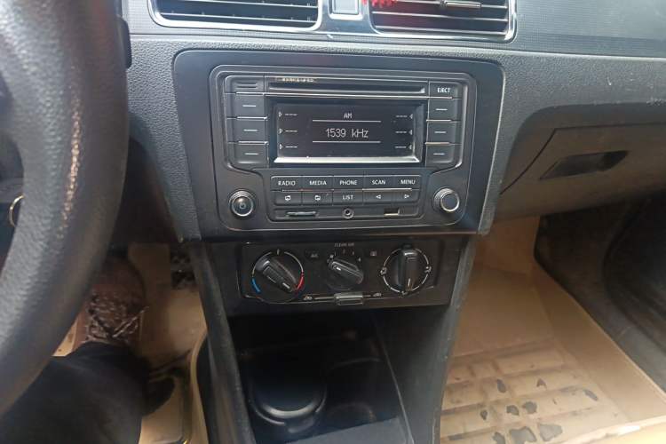 Used Volkswagen Santana 2015 1.6L Manual Fashion Edition Audio And AC Panel