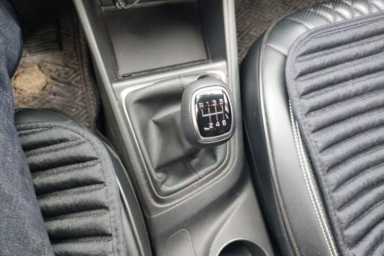 Used Hyundai Verna (new generation) 2020 1.4L Manual GLS Cool Edition Gear Lever