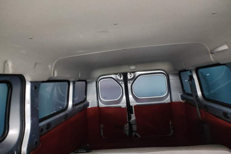 Used Wuling Yangguang 2024 300KM Comfort Version Passenger Van 75kW Headliner