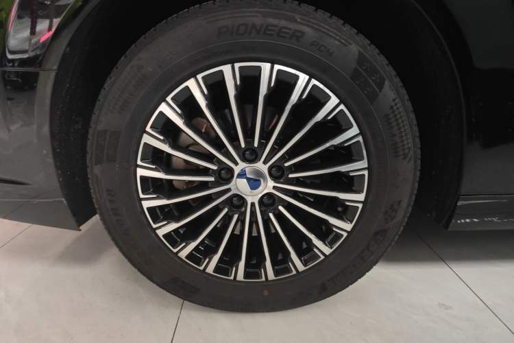 Used Denza D9 2022 DM-i 970 Four-Wheel Drive Prestige Model Right Rear Wheel Hub