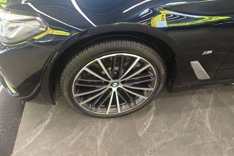 Used BMW 5 Series 2022 Restyled 530Li Leading Edition M Sport Package Left Front Wheel Hub