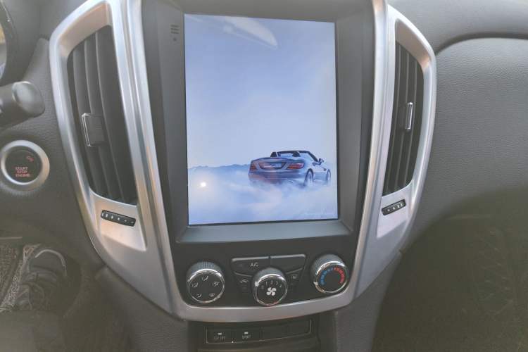 Used JMC Yusheng S350 2013 2.4T Automatic 2WD Diesel Luxury Edition 5 Seats Audio And AC Panel