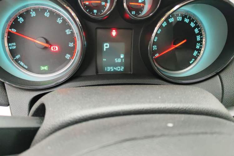 Used Buick Encore 2015 1.4T Automatic Two-Wheel Drive Urban Leading Model Odometer Close Up