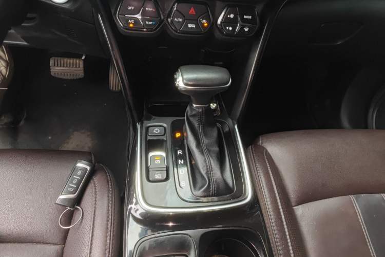 Used GAC Trumpchi GS4 2018 235T Automatic Two-Wheel Drive Luxury Smart Connectivity Version Gear Lever