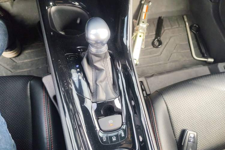 Used Toyota C-HR 2018 2.0L Luxury Edition China VI Standard Gear Lever