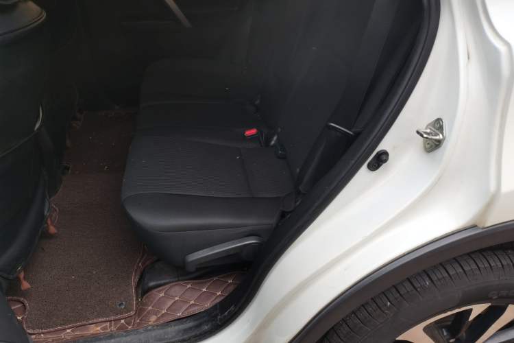 Used Toyota RAV4 2016 2.0L CVT Two-Wheel Drive Fashion Edition China V Standard Left Rear Seat