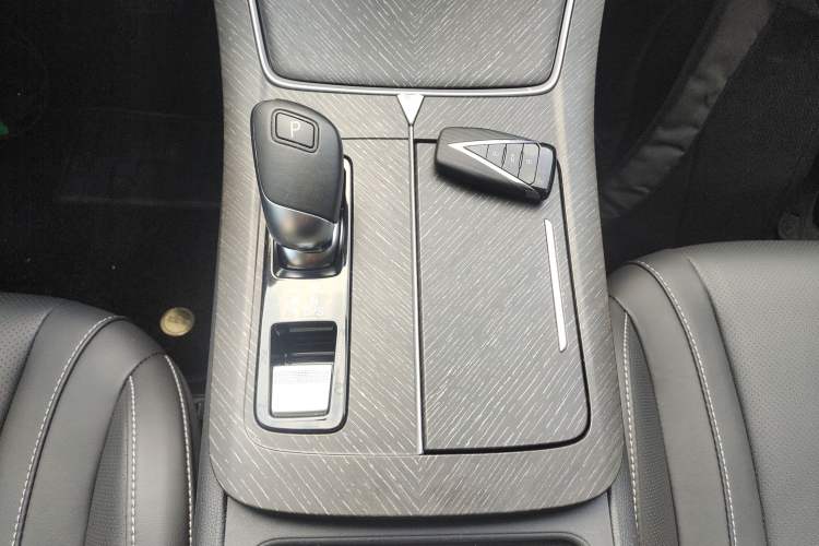 Used Venucia V 2022 260T Black Horse Edition – Top-Tier Choice Gear Lever