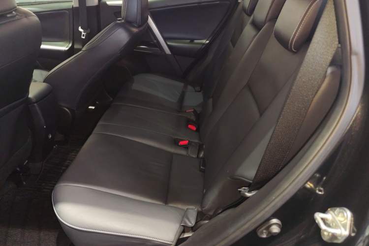 Used Toyota RAV4 2016 2.0L CVT Two-Wheel Drive Smart Edition China V Standard Left Rear Seat