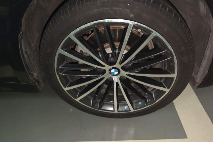 Used BMW 5 Series 2023 530Li Leading Model M Sport Package Right Front Wheel Hub