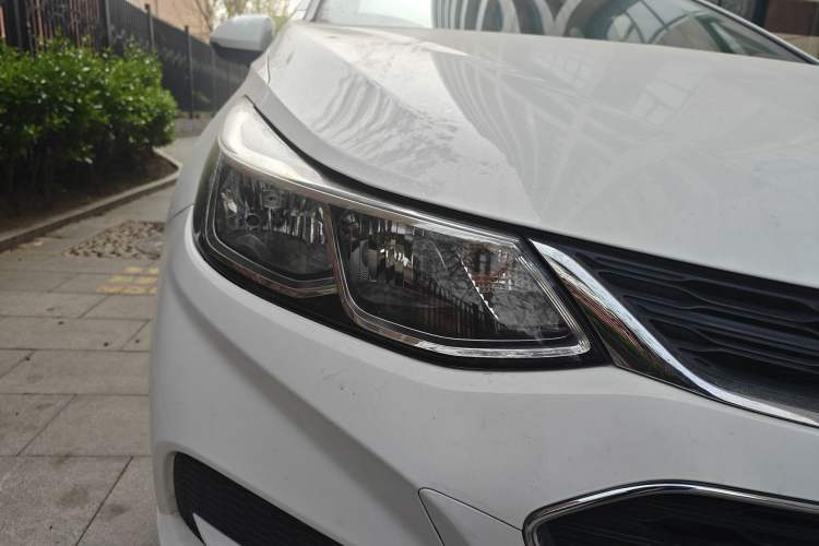 Used Chevrolet Cruze 2017 1.5L Automatic Pioneer Sunroof Edition Right Front Headlight