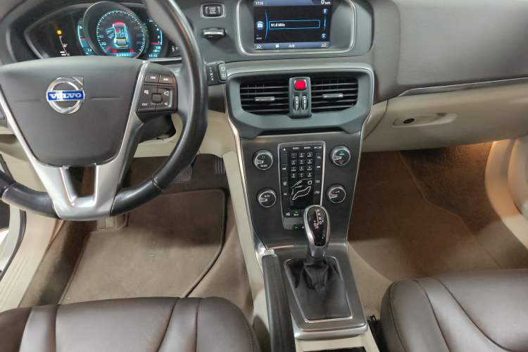 Used Volvo V40 2014 2.0T Zhiya Edition Audio And AC Panel