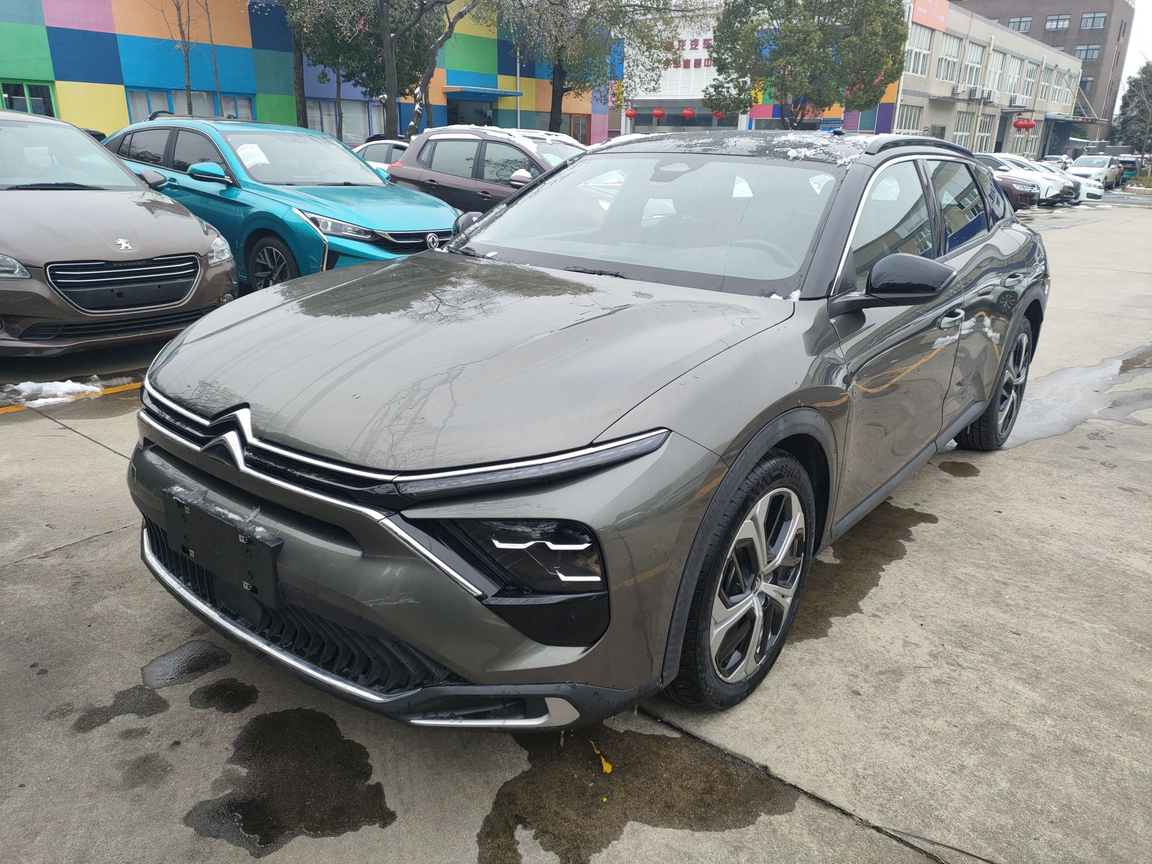 تحت مقدمة السيارة