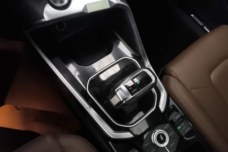 Used Haval H6 2017 Red Label 2.0T Automatic Two-Wheel Drive ZhiShang Model
