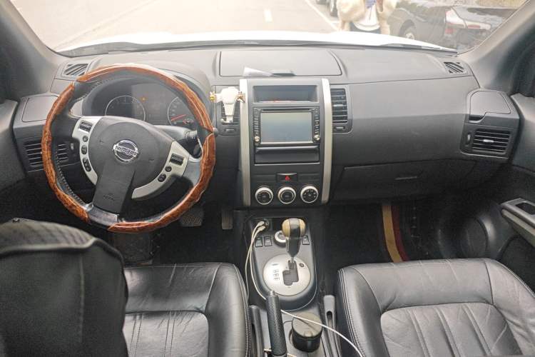 Used Nissan X-Trail 2012 2.5L CVT Luxury Edition 4WD Center Console