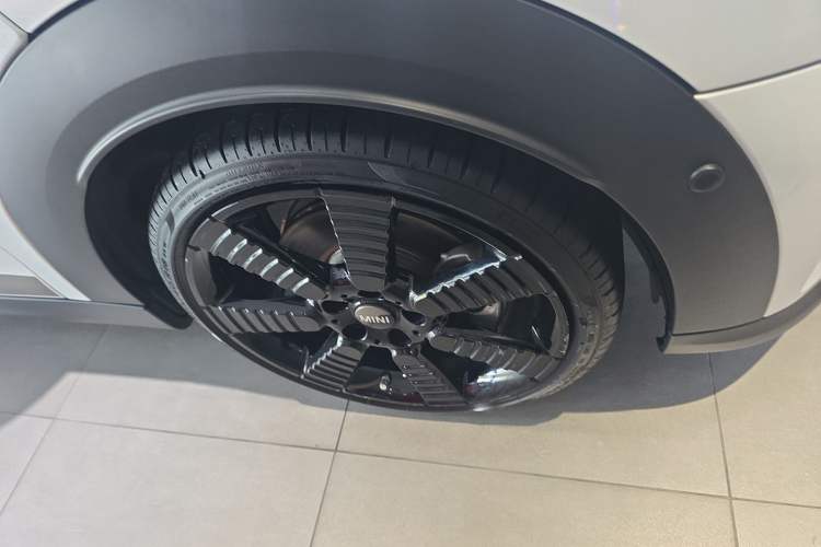 Used MINI 2023 Facelift 2.0T COOPER S Artist Five-Door Edition Right Front Wheel Hub