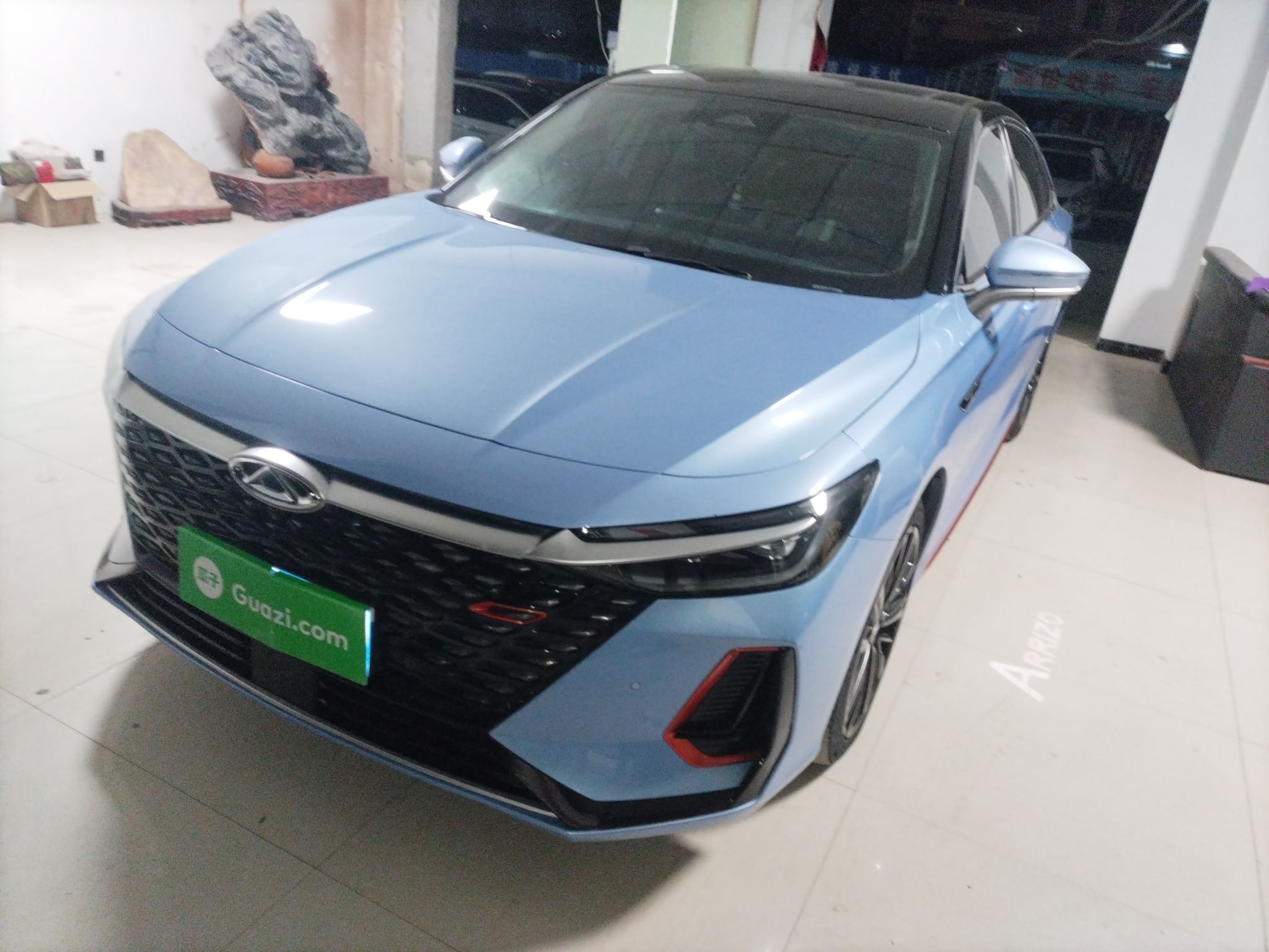 تحت مقدمة السيارة