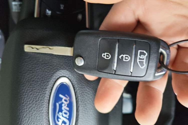 Used Ford Transit 2023 2.0T Diesel Manual Multifunction Commercial Vehicle Mid-axle Mid-roof 5/6 Seats