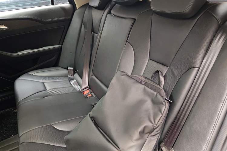 Used Hongqi H5 2022 Classic Model 1.8T Automatic Smart Connect Flagship Edition Left Rear Seat