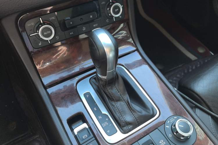 Used Volkswagen Touareg 2015 3.0 TSI Audacious Limited Edition Gear Lever