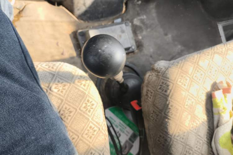 Used Iveco Daily 2017 2.5T A35 Passenger Van 5-7 Seats Model 47Z5 Gear Lever