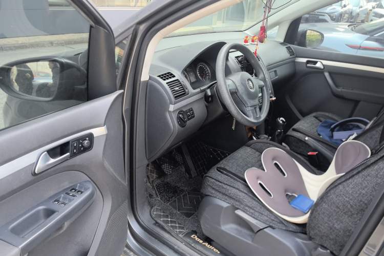 Used Volkswagen Touran 2015 1.4T Manual Fashion Edition 5-Seater Driver Seat