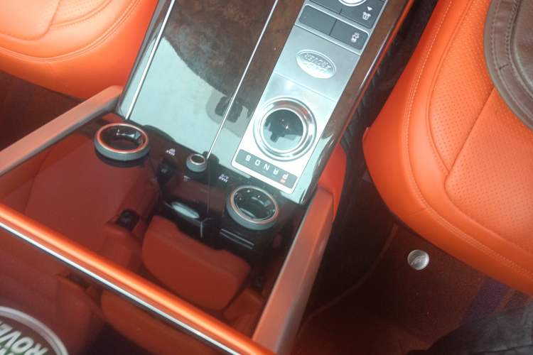 Used Land Rover Range 2022 3.0 L6 400 PS Classic Extended Version Gear Lever