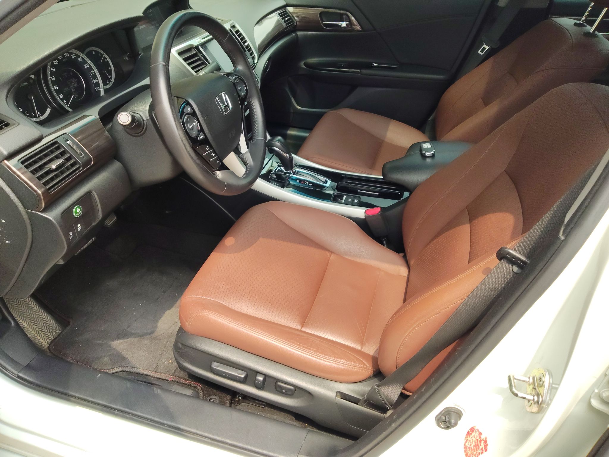 المقاعد الأمامية داخل السيارة