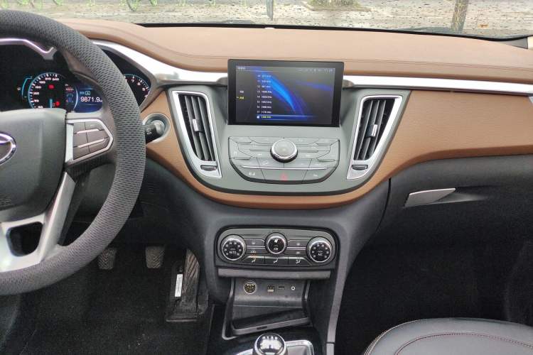 Used Soueast DX7 2015 1.5T Manual Luxury Model Audio And AC Panel