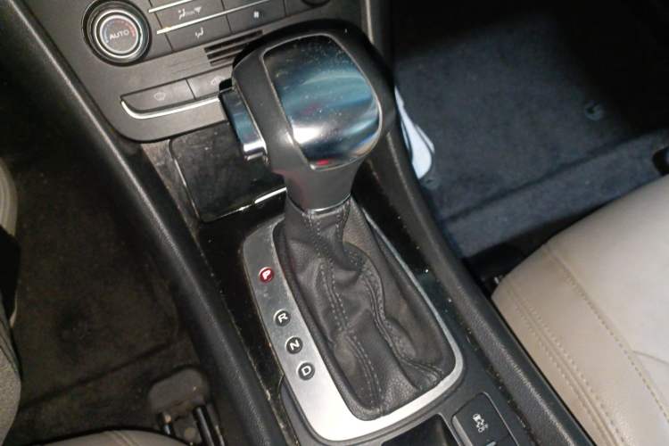 Used Roewe e550 2016 Flagship Edition Gear Lever