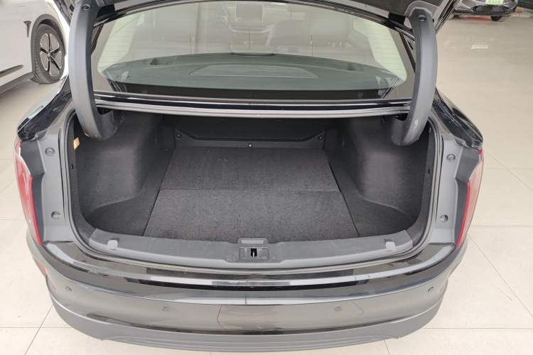 Used Hongqi E-QM5 2024 610 km PLUS Trunk