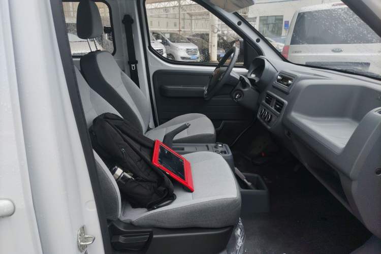 Used Wuling Yangguang 2025 Model 400km Bus Edition—Comfort Edition Right Front Seat