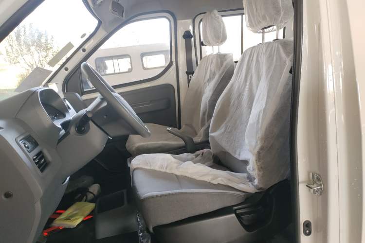 Used Wuling Yangguang 2024 300KM Comfort Version Passenger Van 75kW
