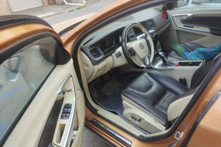 Used Volvo S60 2014 S60L 2.0T Zhiyuan Edition
