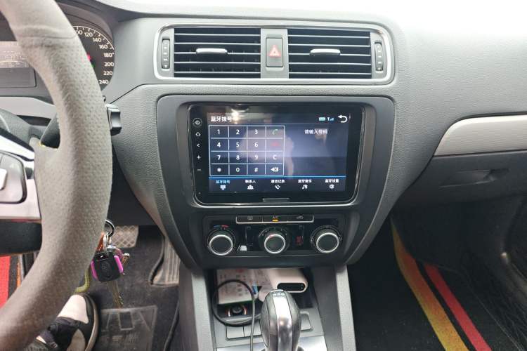 Used Volkswagen Sagitar 2014 Revised Version 1.6L Automatic Comfort Edition Audio And AC Panel