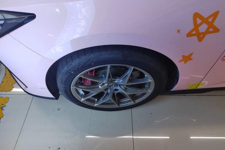 Used CHANGAN UNI-V 2022 1.5T Smart Navigation Version Left Front Wheel Hub