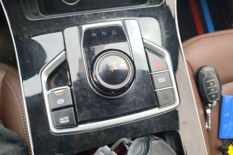 Used Sinotruk VGV U75PLUS 2021 2.0 TGDI Luxury Pro 7-Seater Gear Lever