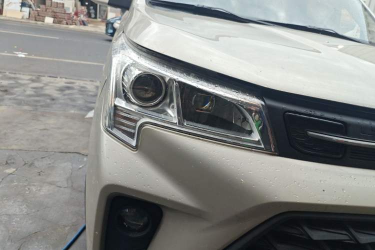 Used Dongfeng Fengon 380 2022 1.5L Comfort-Class Passenger Vehicle (Steel Spring) with 7 Seats Right Front Headlight