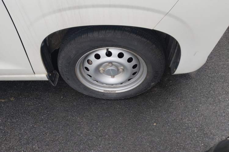 Used Dongfeng Fengon 380 2022 1.5L Standard Edition 7-Seater Passenger Vehicle Right Front Wheel Hub