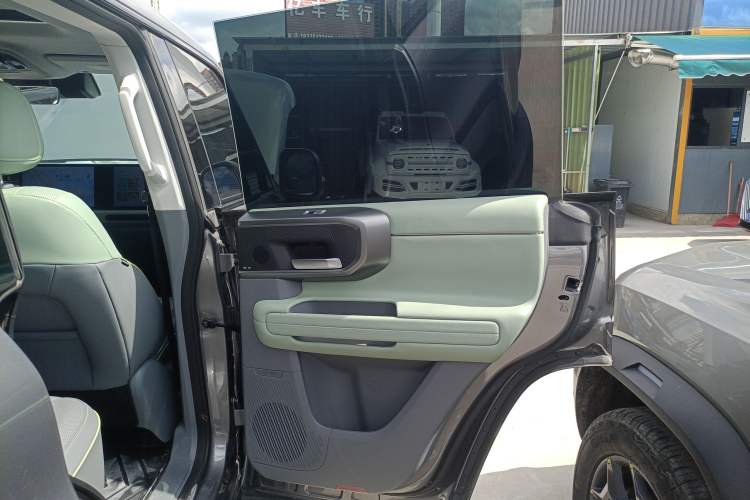 Used BAIC Off-Road BJ40 2024 2.0T All-New Urban Hunter Edition Chivalrous Style
