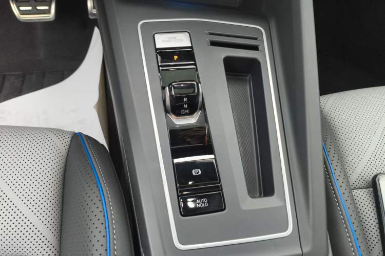 Used Volkswagen Golf 2025 300TSI R-Line
