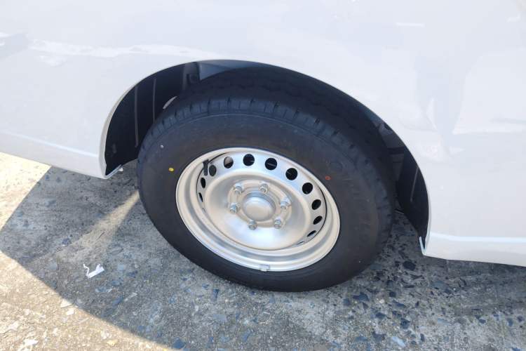 Used Wuling Yangguang 2024 300KM Comfort Version Passenger Van 75kW