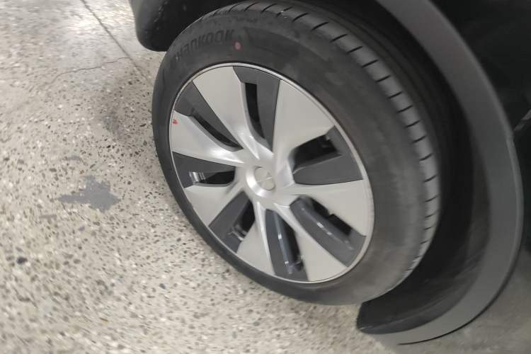 Used Tesla Model Y 2024 Long-Range All-Wheel-Drive Version Right Rear Wheel Hub